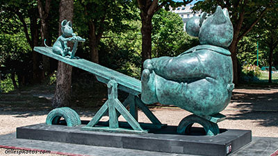 Statue de Geluck,- LA BALANCOIRE  - Exposition 2021  sur les champs Elysées -PARIS